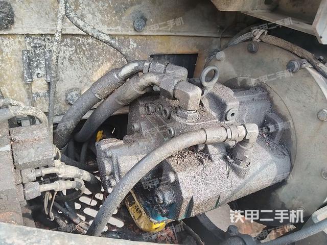 液压泵舱室正面整体（整机外观）