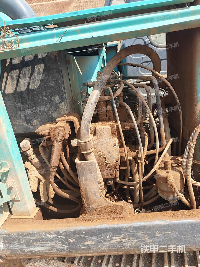 回转马达和主控阀（整机外观）