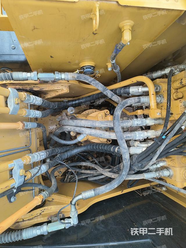 回转马达和主控阀（整机外观）