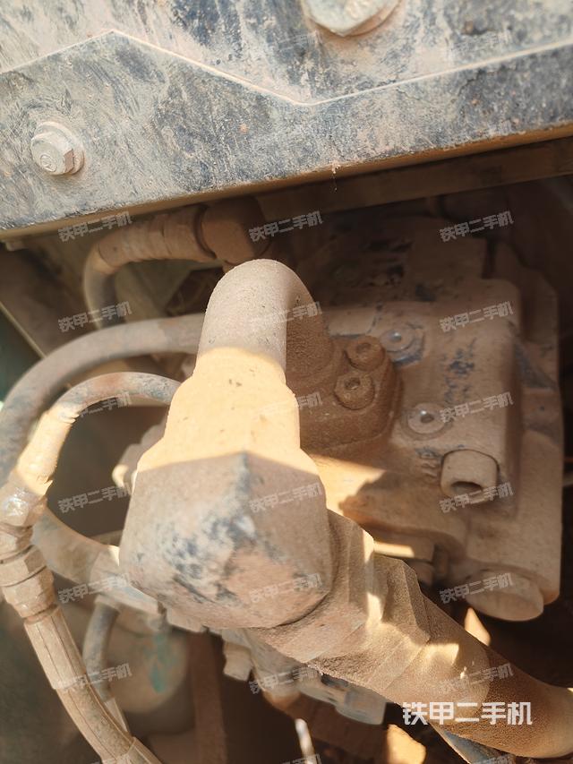 液压泵舱室正面整体（整机外观）