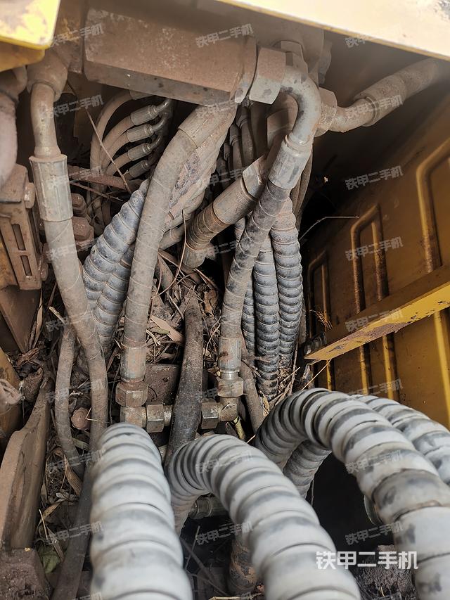 回转马达和主控阀（整机外观）