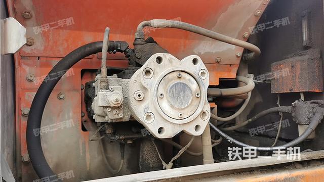 液压泵舱室正面整体（整机外观）