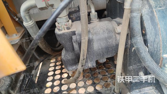 液压泵舱室正面整体（整机外观）