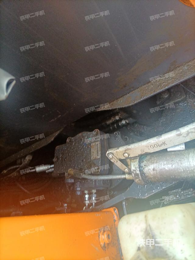 回转马达和主控阀（整机外观）