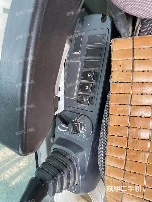 座椅左侧控制台/音响/含左手柄（驾驶室部分）