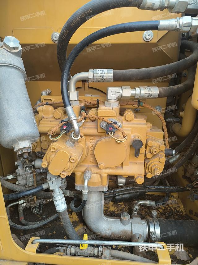 液压泵舱室正面整体（整机外观）