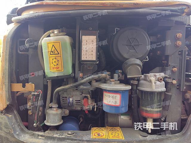 液压泵舱室正面整体（整机外观）