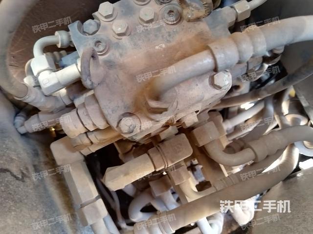 液压泵舱室正面整体（整机外观）