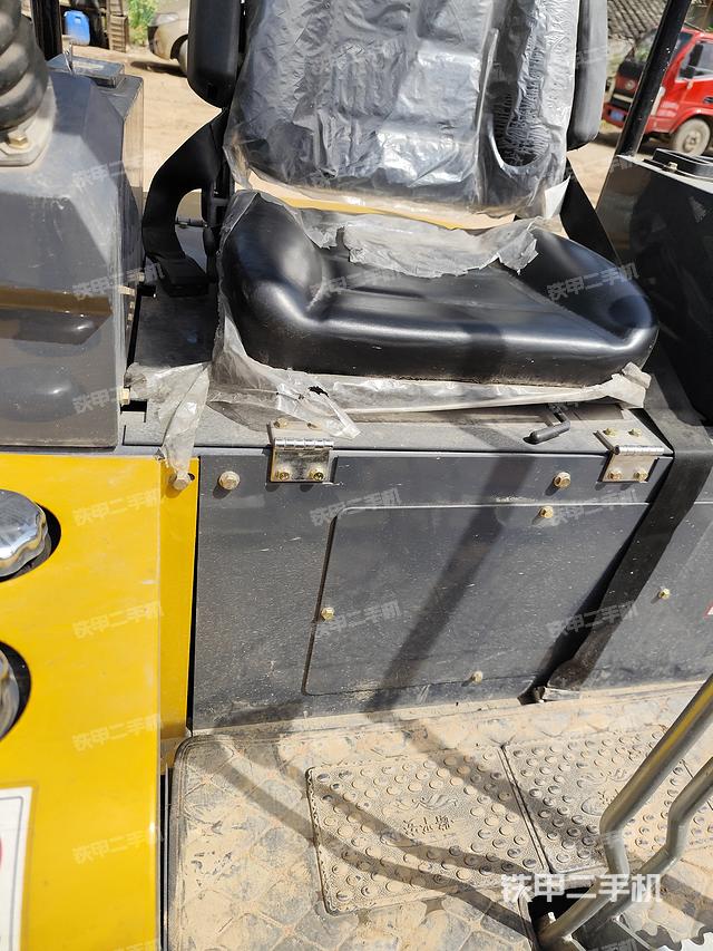 驾驶室顶部（整机外观）