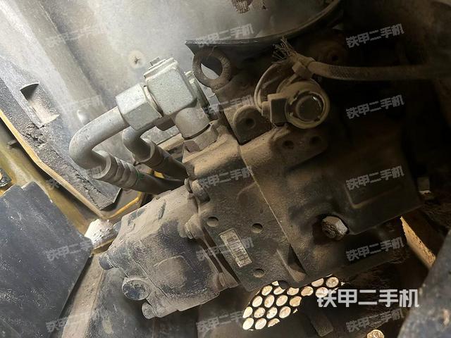 液压泵舱室正面整体（整机外观）