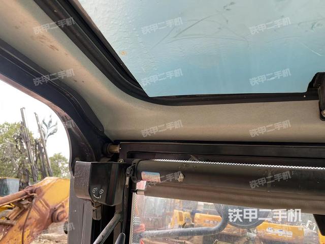 行走控制手柄和踏板 俯拍（驾驶室部分）