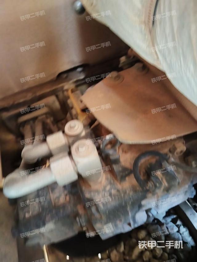 液压泵舱室正面整体（整机外观）