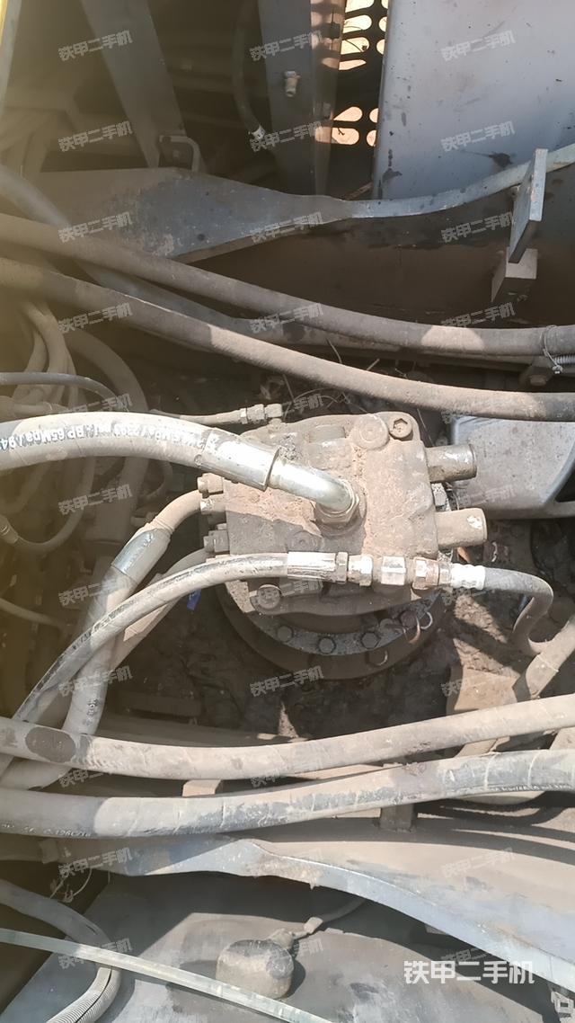 回转马达和主控阀（整机外观）