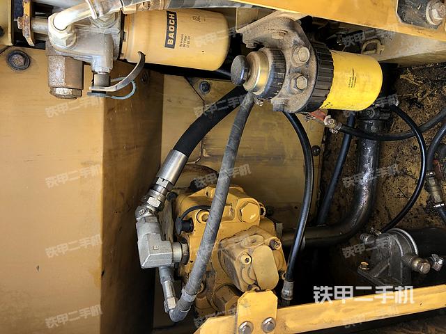 液压泵舱室正面整体（整机外观）