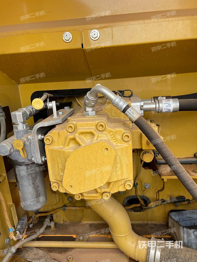 液压泵舱室正面整体（整机外观）