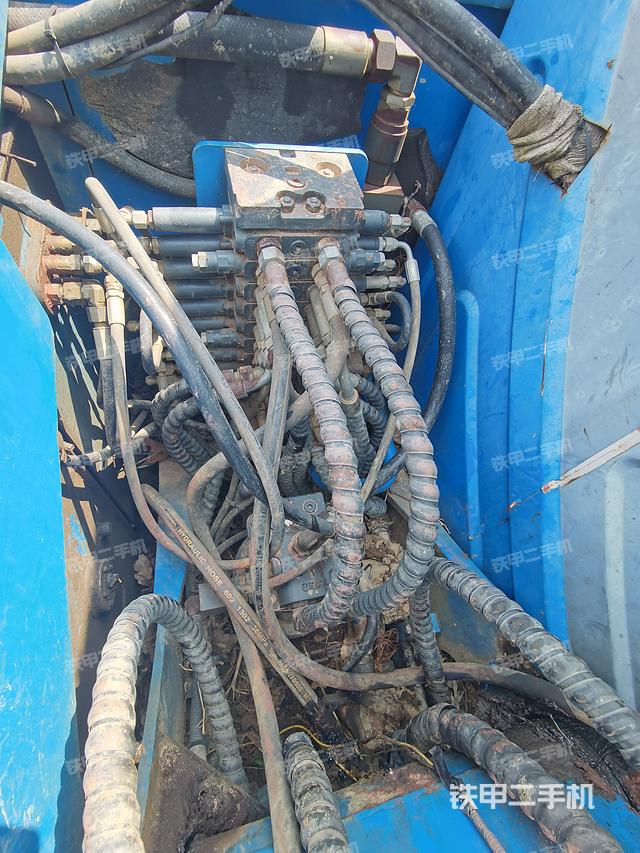 回转马达和主控阀（整机外观）