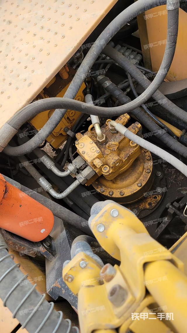 回转马达和主控阀（整机外观）