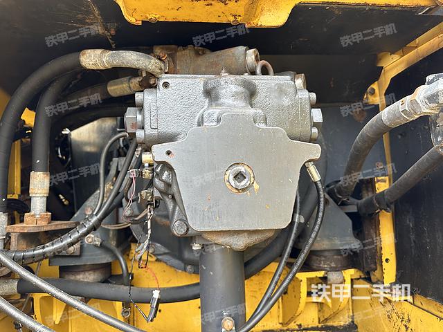 液压泵舱室正面整体（整机外观）