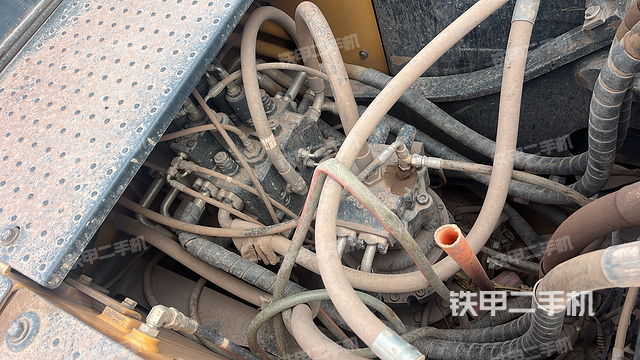 回转马达和主控阀（整机外观）