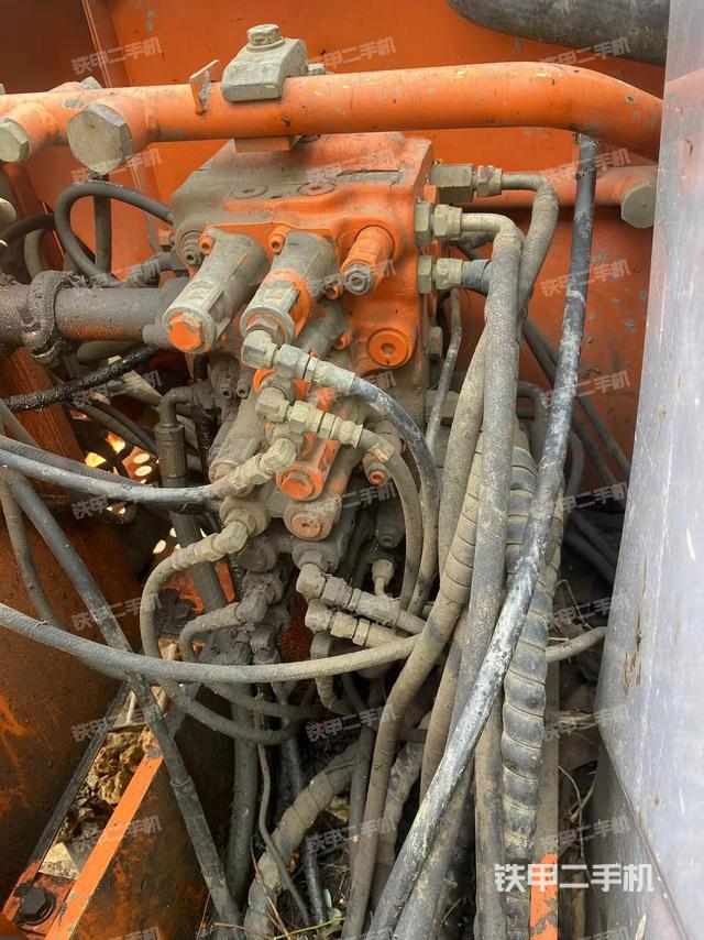 回转马达和主控阀（整机外观）