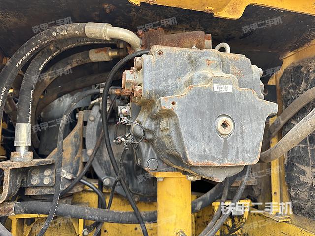 液压泵舱室正面整体（整机外观）