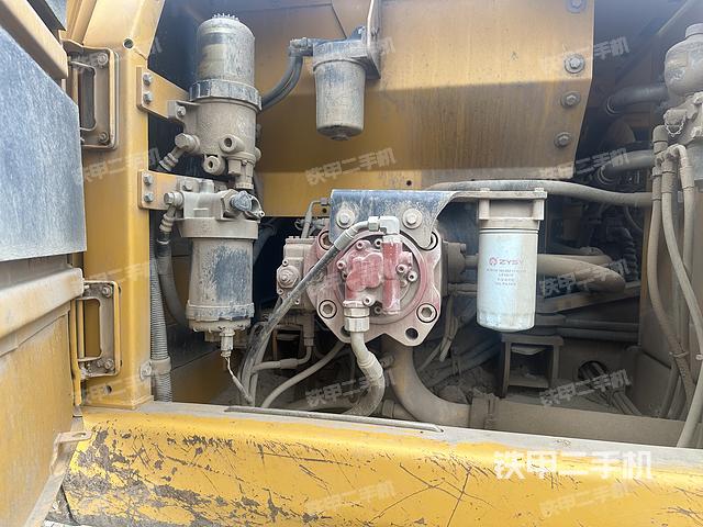 液压泵舱室正面整体（整机外观）