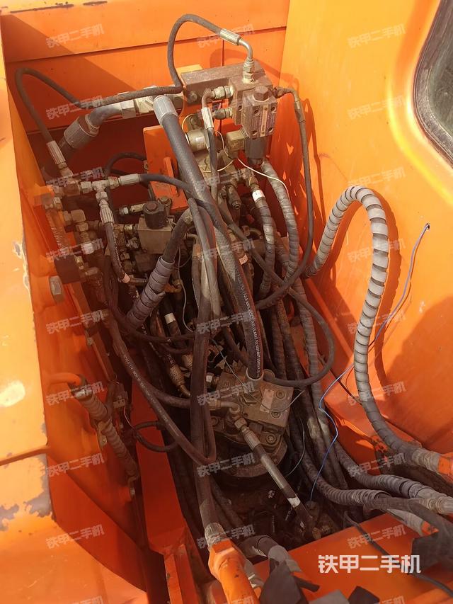 回转马达和主控阀（整机外观）