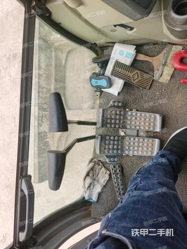 行走控制手柄和踏板?俯拍（駕駛室部分）