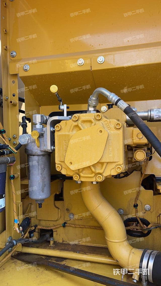 液压泵舱室正面整体（整机外观）