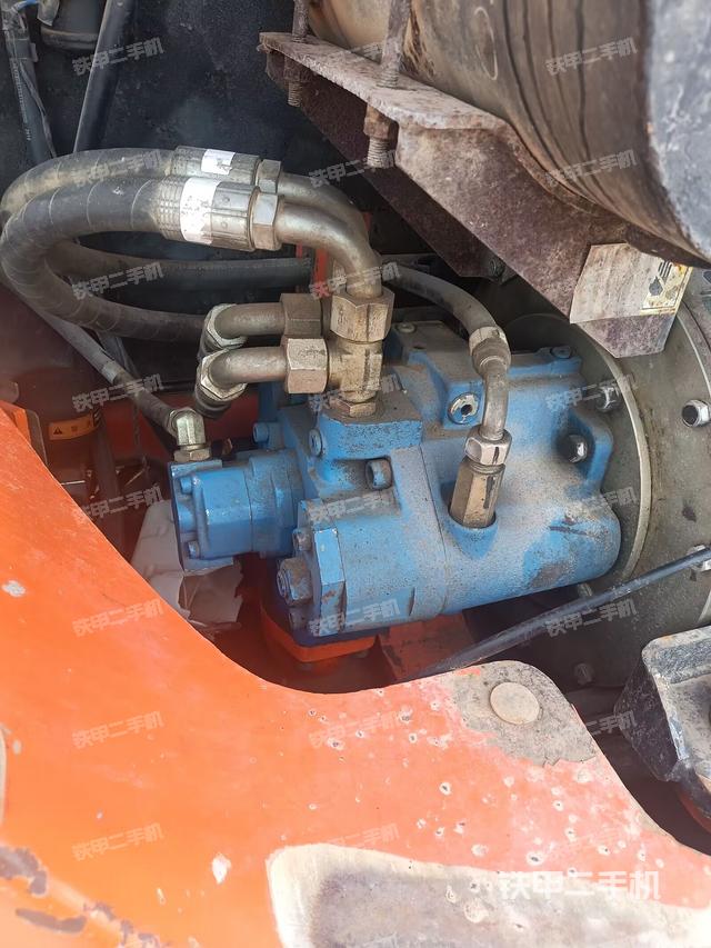 液压泵舱室正面整体（整机外观）