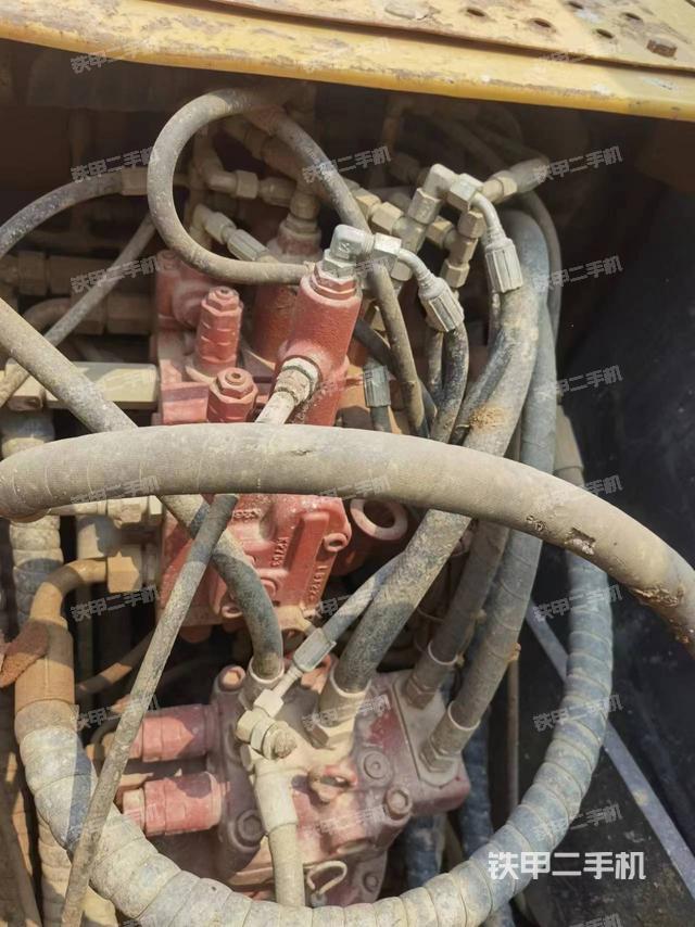 回转马达和主控阀（整机外观）