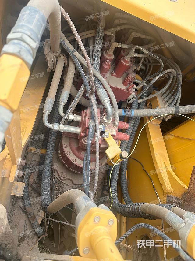 回转马达和主控阀（整机外观）