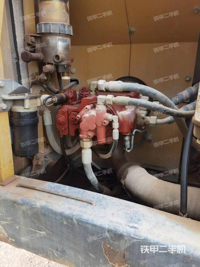 液压泵舱室正面整体（整机外观）