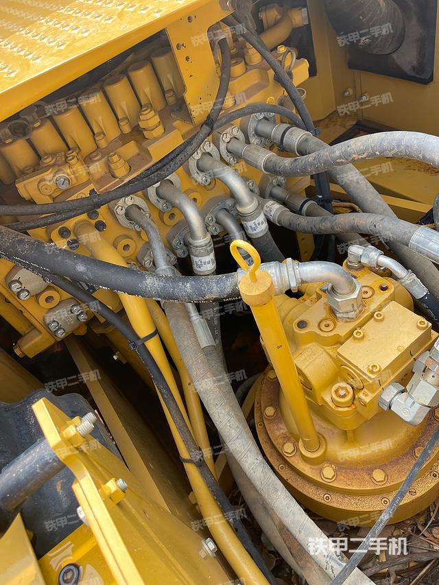 回转马达和主控阀（整机外观）