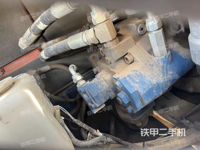 液压泵舱室正面整体（整机外观）