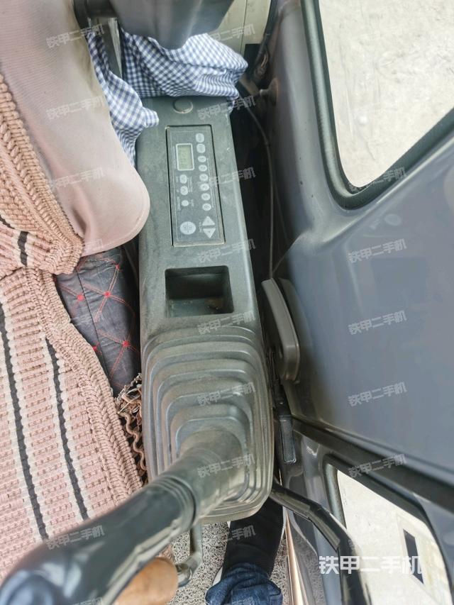 座椅右側(cè)控制臺(tái)/鑰匙門(mén)/油門(mén)/含右手柄（駕駛室部分）