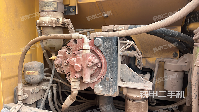 液压泵舱室正面整体（整机外观）