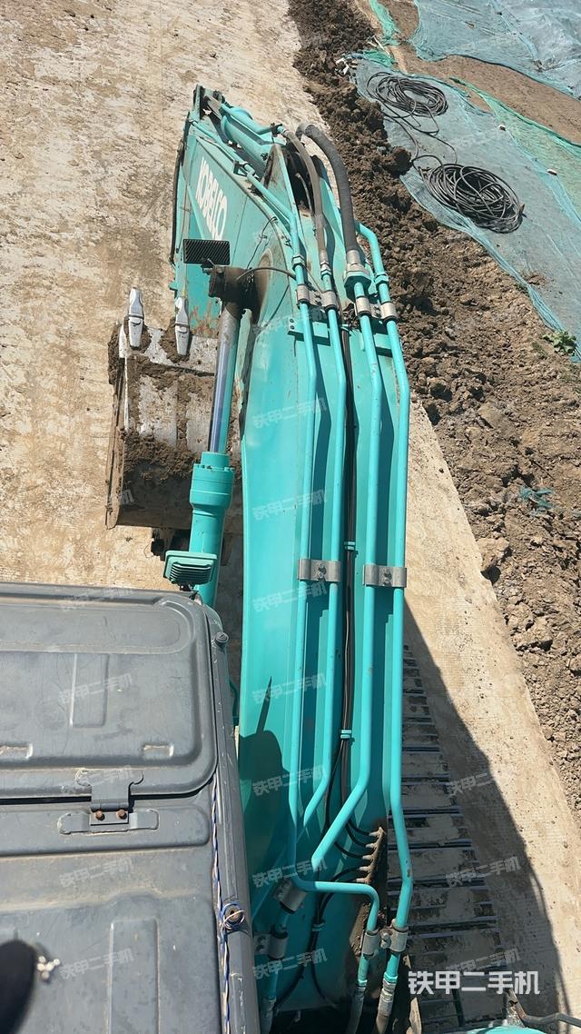 驾驶室顶部（整机外观）