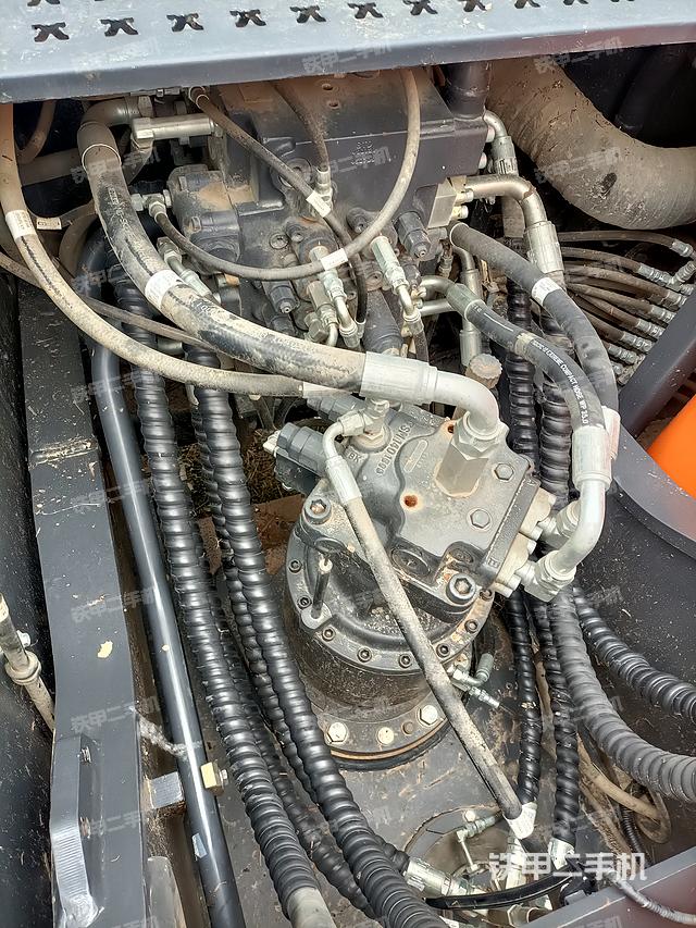 回转马达和主控阀（整机外观）