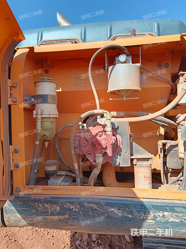 液压泵舱室正面整体（整机外观）