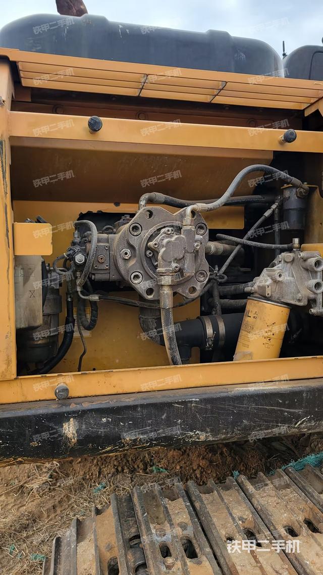 液压泵舱室正面整体（整机外观）