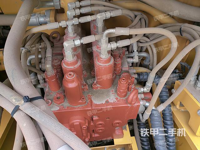 回转马达和主控阀（整机外观）