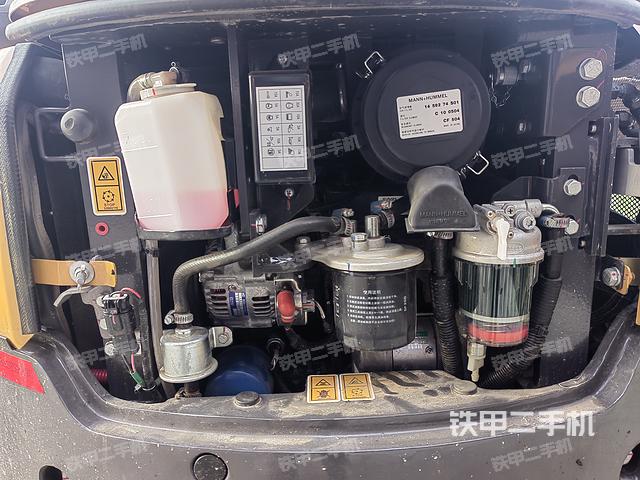 液压泵舱室正面整体（整机外观）