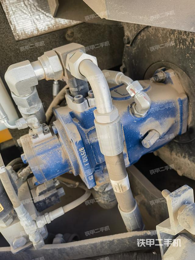 液压泵舱室正面整体（整机外观）