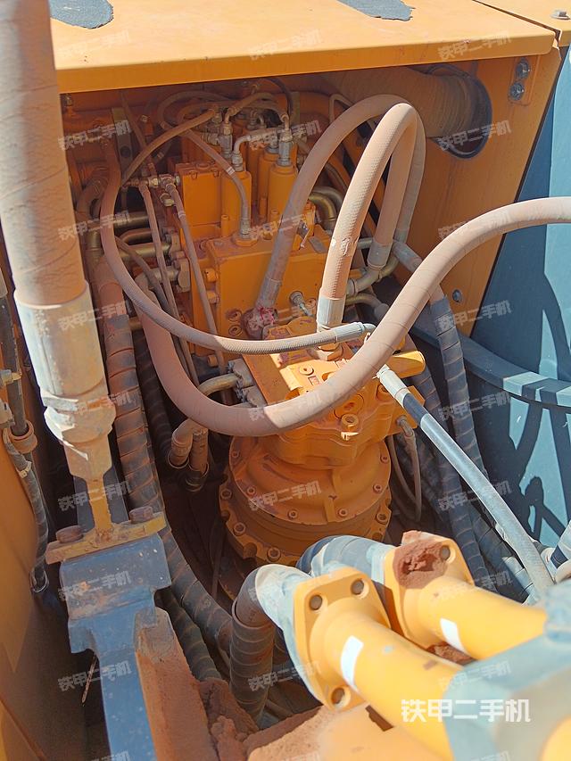 回转马达和主控阀（整机外观）