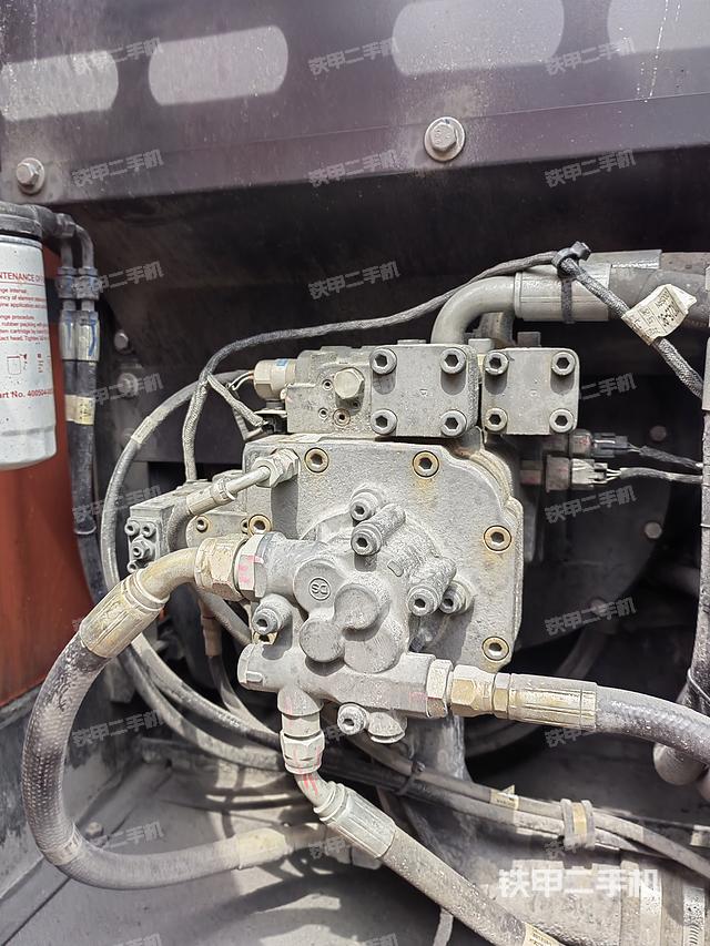 液压泵舱室正面整体（整机外观）