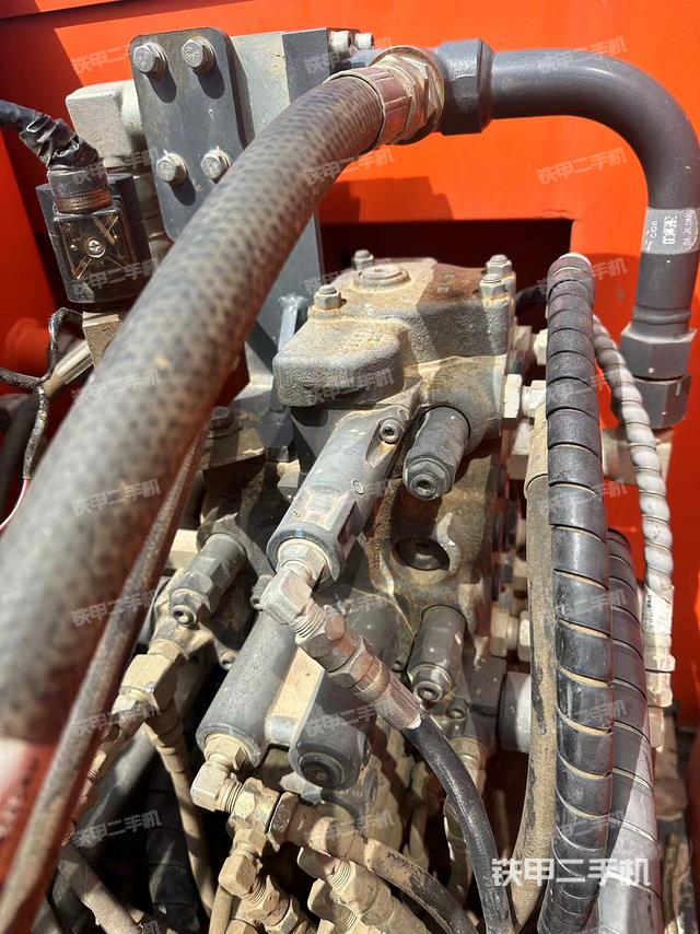 回转马达和主控阀（整机外观）