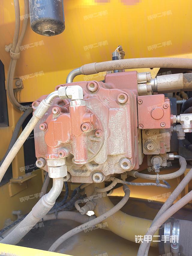 液压泵舱室正面整体（整机外观）