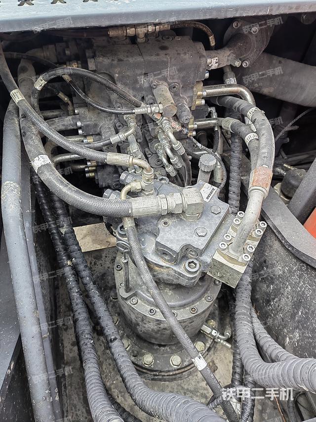 回转马达和主控阀（整机外观）