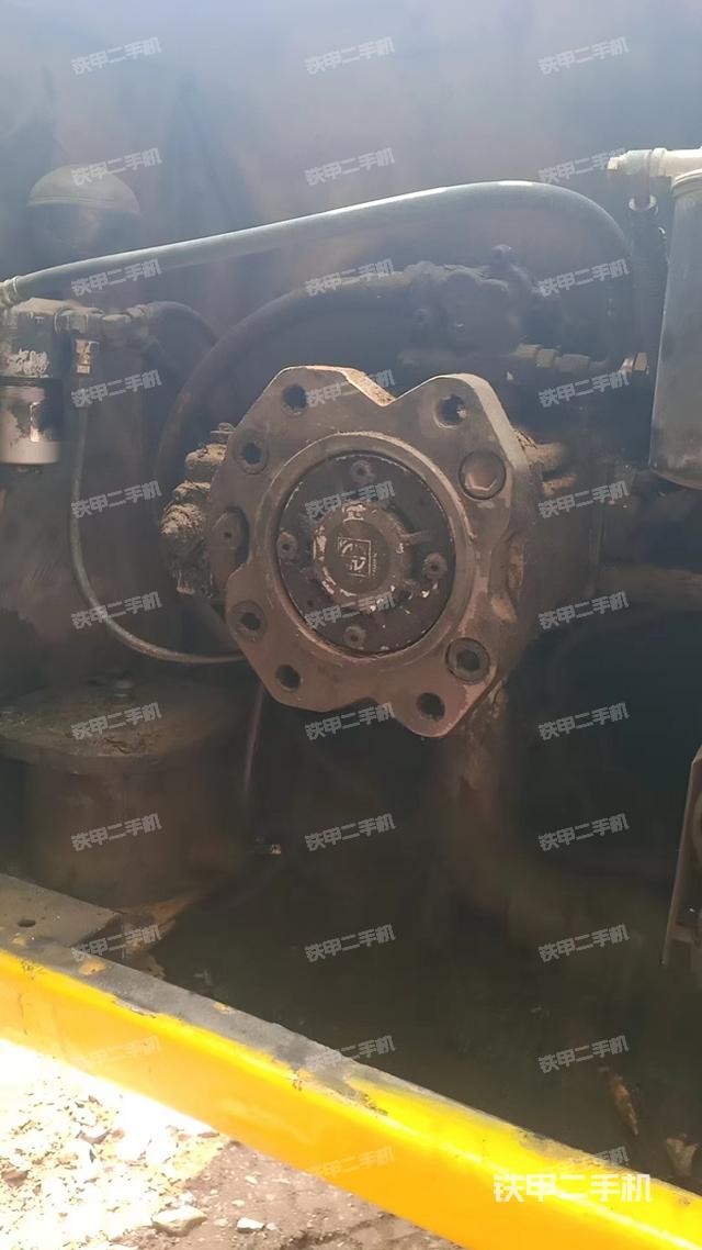 液压泵舱室正面整体（整机外观）